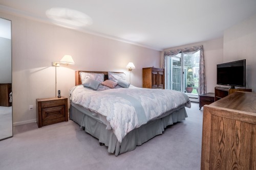 108-1675 Augusta Avenue, Burnaby, BC - Indoor Photo Showing Bedroom