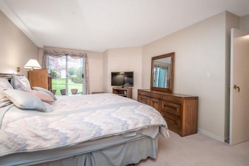 108-1675 Augusta Avenue, Burnaby, BC - Indoor Photo Showing Bedroom