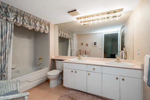 108-1675 Augusta Avenue, Burnaby, BC - Indoor Photo Showing Bathroom