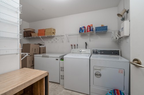 108-1675 Augusta Avenue, Burnaby, BC - Indoor Photo Showing Laundry Room