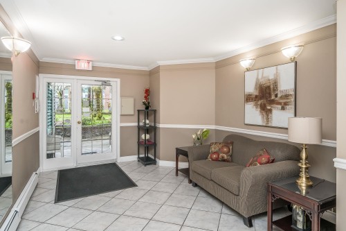 108-1675 Augusta Avenue, Burnaby, BC - Indoor Photo Showing Other Room