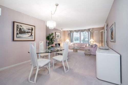 108-1675 Augusta Avenue, Burnaby, BC - Indoor Photo Showing Dining Room