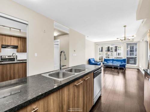 392-4133 Stolberg Street, Richmond, BC - Indoor Photo Showing Kitchen With Double Sink With Upgraded Kitchen