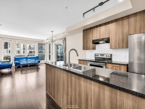 392-4133 Stolberg Street, Richmond, BC - Indoor Photo Showing Kitchen With Double Sink With Upgraded Kitchen