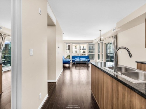 392-4133 Stolberg Street, Richmond, BC - Indoor Photo Showing Kitchen With Double Sink