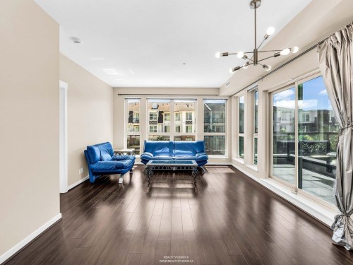 392-4133 Stolberg Street, Richmond, BC - Indoor Photo Showing Living Room