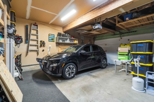 1760 Pekrul Place, Port Coquitlam, BC - Indoor Photo Showing Garage