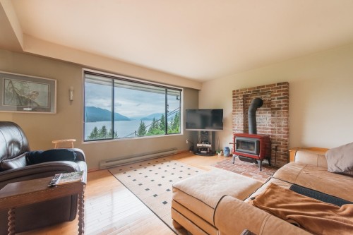 6950 Porpoise Drive, Sechelt, BC - Indoor Photo Showing Living Room