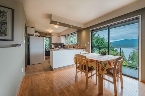 6950 Porpoise Drive, Sechelt, BC - Indoor Photo Showing Dining Room