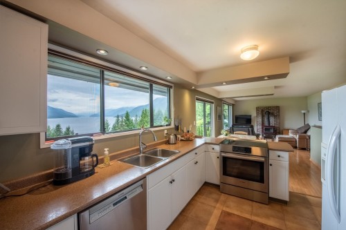 6950 Porpoise Drive, Sechelt, BC - Indoor Photo Showing Kitchen With Double Sink