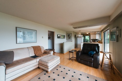6950 Porpoise Drive, Sechelt, BC - Indoor Photo Showing Living Room
