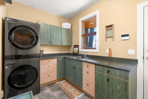 13543 Sakinaw Drive, Garden Bay, BC - Indoor Photo Showing Laundry Room