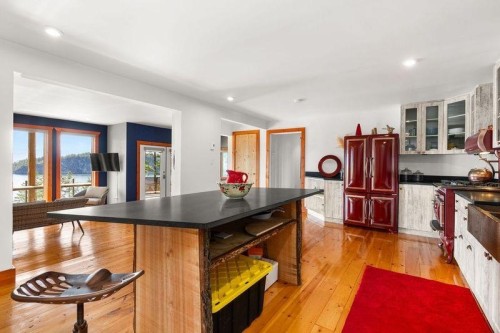 13543 Sakinaw Drive, Garden Bay, BC - Indoor Photo Showing Kitchen
