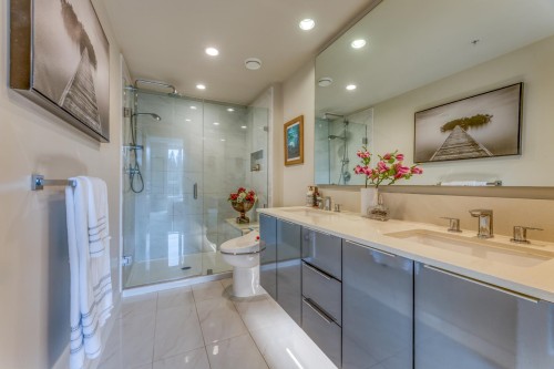 1004-3100 Windsor Gate, Coquitlam, BC - Indoor Photo Showing Bathroom