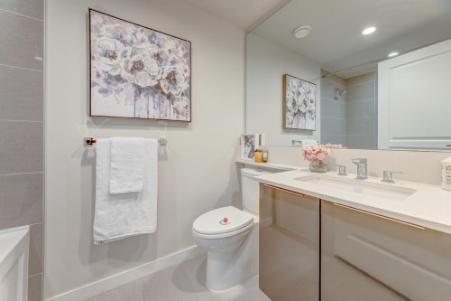1004-3100 Windsor Gate, Coquitlam, BC - Indoor Photo Showing Bathroom