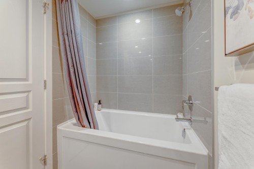 1004-3100 Windsor Gate, Coquitlam, BC - Indoor Photo Showing Bathroom