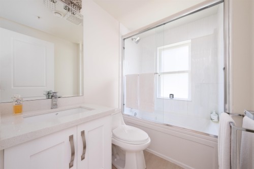 408 Eighth Street, New Westminster, BC - Indoor Photo Showing Bathroom