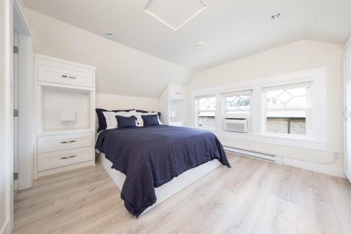 408 Eighth Street, New Westminster, BC - Indoor Photo Showing Bedroom