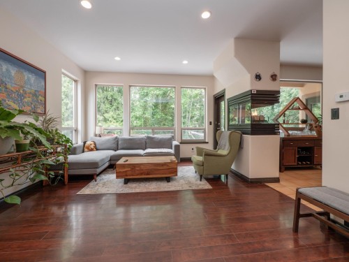 5836 Marine Way, Sechelt, BC - Indoor Photo Showing Living Room
