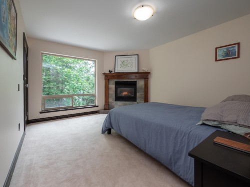 5836 Marine Way, Sechelt, BC - Indoor Photo Showing Bedroom