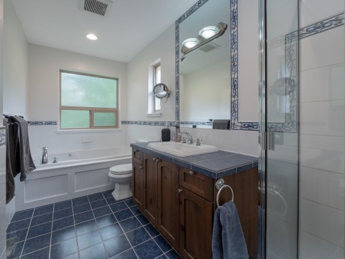 5836 Marine Way, Sechelt, BC - Indoor Photo Showing Bathroom