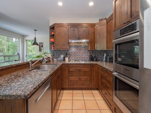 5836 Marine Way, Sechelt, BC - Indoor Photo Showing Kitchen