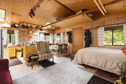 9540 Pemberton Portage Road, Pemberton, BC - Indoor Photo Showing Bedroom