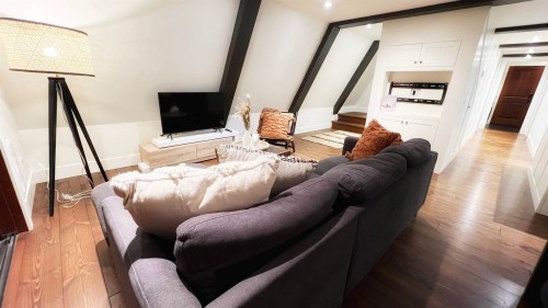7102 Nesters Road, Whistler, BC - Indoor Photo Showing Living Room