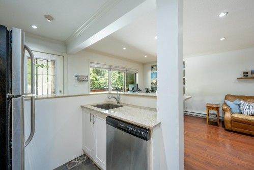 2-8100 Alpine Way, Whistler, BC - Indoor Photo Showing Kitchen