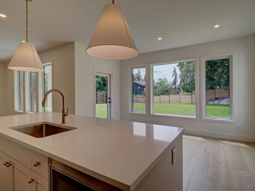 385 Solaz Place, Gibsons, BC - Indoor Photo Showing Kitchen