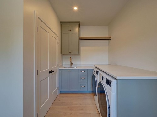 385 Solaz Place, Gibsons, BC - Indoor Photo Showing Laundry Room