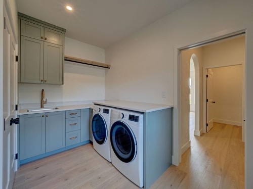385 Solaz Place, Gibsons, BC - Indoor Photo Showing Laundry Room