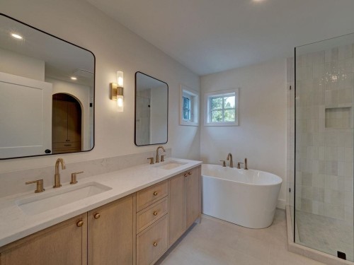 385 Solaz Place, Gibsons, BC - Indoor Photo Showing Bathroom