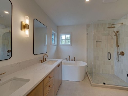 385 Solaz Place, Gibsons, BC - Indoor Photo Showing Bathroom
