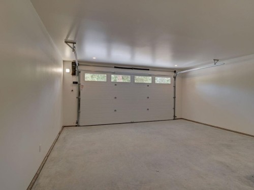 385 Solaz Place, Gibsons, BC - Indoor Photo Showing Garage