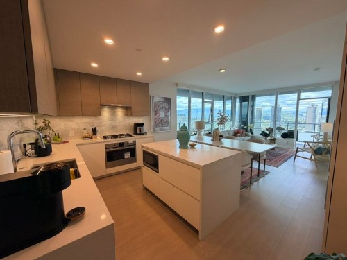 5101-2108 Gilmore Avenue, Burnaby, BC - Indoor Photo Showing Kitchen With Upgraded Kitchen