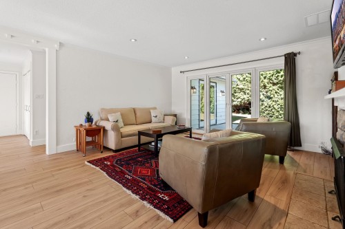 1216 Pinewood Crescent, North Vancouver, BC - Indoor Photo Showing Living Room