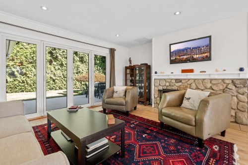 1216 Pinewood Crescent, North Vancouver, BC - Indoor Photo Showing Living Room