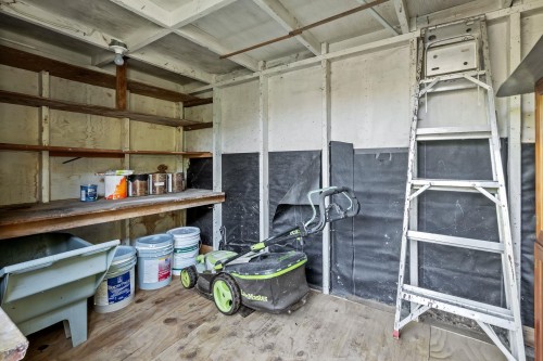 1216 Pinewood Crescent, North Vancouver, BC - Indoor Photo Showing Garage