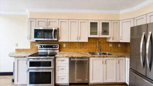 2387 Quayside Court, Vancouver, BC - Indoor Photo Showing Kitchen With Double Sink With Upgraded Kitchen