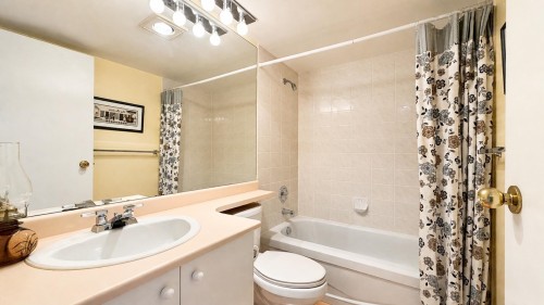 2387 Quayside Court, Vancouver, BC - Indoor Photo Showing Bathroom