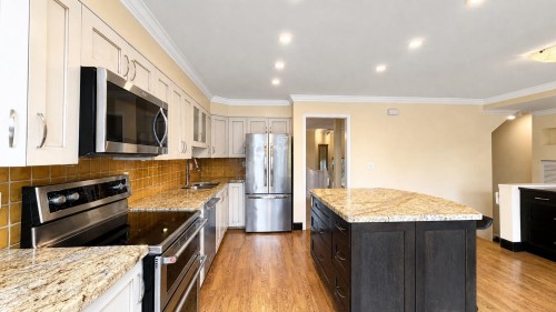 2387 Quayside Court, Vancouver, BC - Indoor Photo Showing Kitchen With Upgraded Kitchen