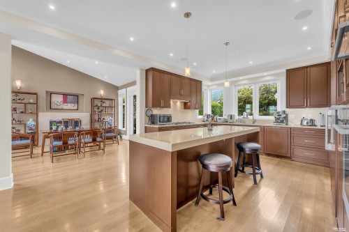 1139 Esquimalt Avenue, West Vancouver, BC - Indoor Photo Showing Kitchen With Upgraded Kitchen
