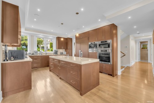 1139 Esquimalt Avenue, West Vancouver, BC - Indoor Photo Showing Kitchen With Upgraded Kitchen