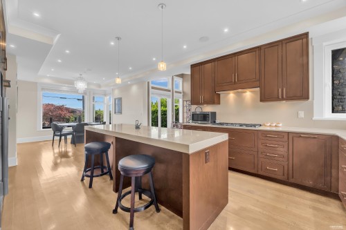 1139 Esquimalt Avenue, West Vancouver, BC - Indoor Photo Showing Kitchen With Upgraded Kitchen
