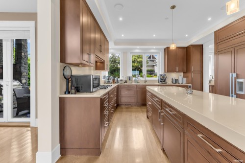 1139 Esquimalt Avenue, West Vancouver, BC - Indoor Photo Showing Kitchen
