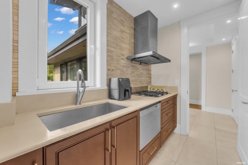 1139 Esquimalt Avenue, West Vancouver, BC - Indoor Photo Showing Kitchen