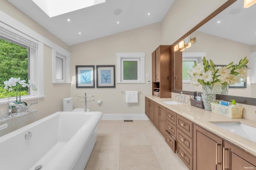 1139 Esquimalt Avenue, West Vancouver, BC - Indoor Photo Showing Bathroom