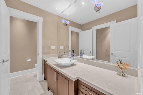 1139 Esquimalt Avenue, West Vancouver, BC - Indoor Photo Showing Bathroom