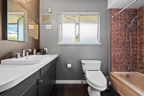 3883 Delbrook Avenue, North Vancouver, BC - Indoor Photo Showing Bathroom